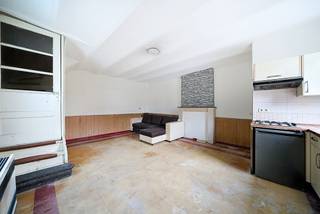 Contact We Invest : 071 15 87 87<br />e-mail : charleroi@weinvest.be<br /><br />We Invest Charleroi & En Fagne vous présente cette maison 2 façades située à Montignies-sur-Sambre, rue Fond Pitot 8.<br /><br />Le bien offre une superficie de ±60 m² et se compose, au rez-de-chaussée, d’une grande pièce de vie regroupant le salon et la cuisine, ainsi que d’une toilette. À l’étage, vous trouverez deux chambres et une salle de bain. Il y a également un grenier aménageable au dernier étage.<br />La maison dispose également d’un jardin indépendant de l’habitation. PEB F – Électricité non conforme.