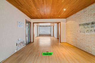 De woning beschikt over een ruime en lichtrijke woonkamer met aansluitend een recent vernieuwde keuken. Vanuit de keuken bereikt u het...