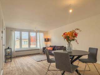 Maak snel uw afspraak via Anne De Block- OC Vastgoed: 0471 38 00 36 of anne@ocvastgoed.be<br /><br />Dit ruim, lichtrijk appartement (71m²) met twee slaapkamers bevindt zich in een rustige woonwijk te Deurne in een kleinschalig appartementsgebouw. Belangrijke invalswegen, winkels en scholen op wandelafstand. <br /><br />Indeling - appartement op eerste verdieping:<br />- Lichtrijke leef- en eetruimte met grote raampartijn 25m²<br />- Keuken voorzien van alle toestellen <br />- Twee slaapkamers (14m² /5,5m²)<br />- Moderne badkamer voorzien van inloopdouche en dubbele lavabo <br /><br />Twee private kelderbergingen.<br />Parkeren kan eenvoudig in de straat! <br />Tramlijn op de hoek van de straat (50m). <br /><br />Technische gegevens:<br />Conforme elektriciteit, dubbele beglazing en energiezuinig.<br /><br />Bent u op zoek naar een instapklaar appartement in Deurne of een interessante investering? Kom dan zeker langs, dit is de eerste bewoning na renovatie ! <br /><br />EPC 180 (energielabel B) - energiezuinig / Bewoonbare oppervlakte volgens het EPC attest zonder terrassen: 71m²<br />m² <br />Stedenbouwkundige inlichtingen aangevraagd op 24/08/2026<br />Geen overstromingsgevoelig gebied: P-score: A, G-score: A<br />Geen renovatieverplichting!