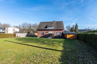 Ruime vrijstaande woning met 4 slaapkamers en 2 garages op 1.306m² grond.landelijke ligging in Poppel aan Nederlandse grens.Indeling gelijkvloers:U...