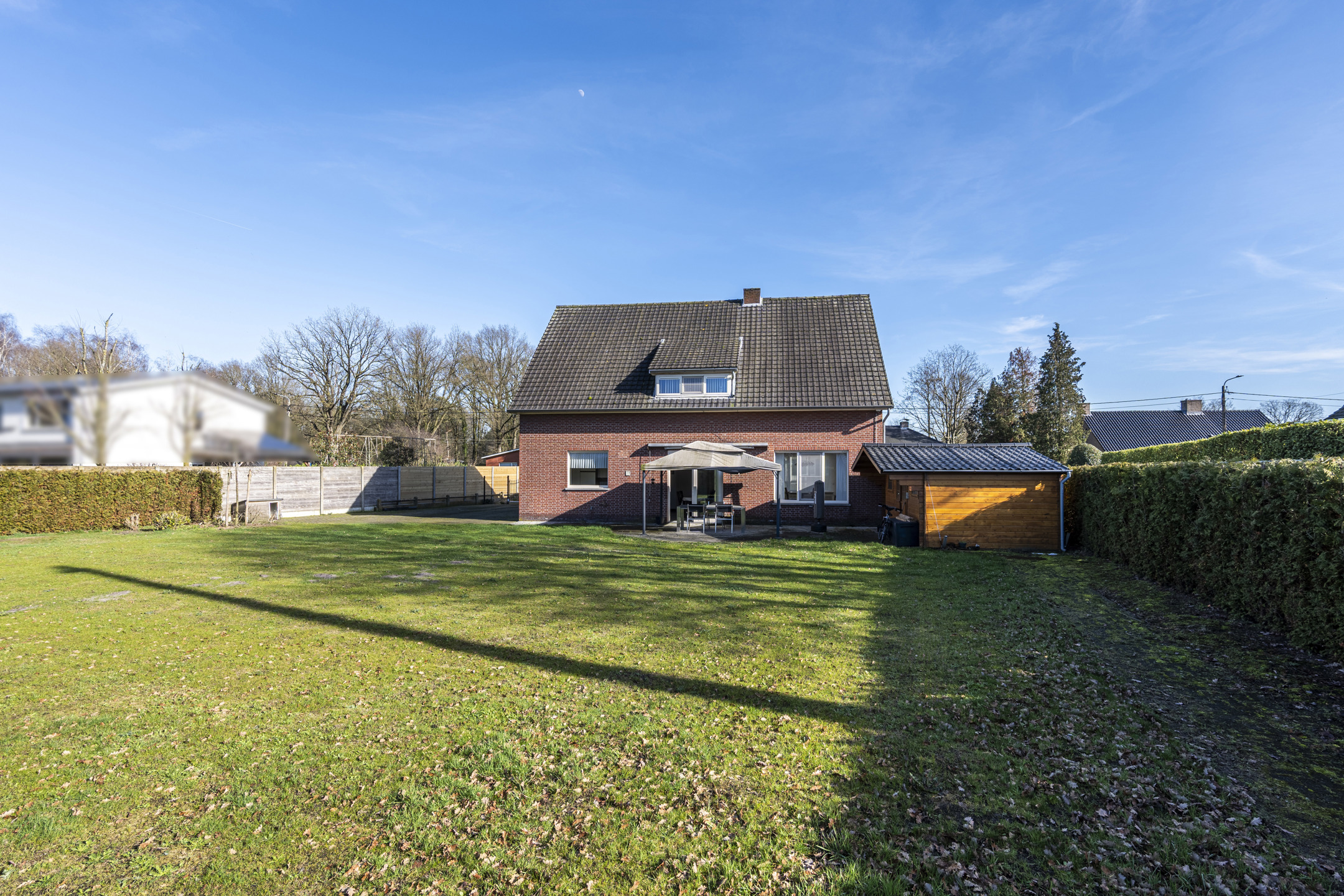 Vrijstaande woning met 4 slpk en 2 garages op 1.306m²  - foto 2