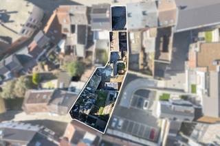 <p>In het hart van Geraardsbergen, op wandelafstand van de Markt, bevindt zich deze uitzonderlijk ruime stadswoning met maar liefst zes slaapkamers. Dankzij de drie volwaardige verdiepingen en de doordachte structuur biedt deze eigendom tal van mogelijkheden, onder andere voor wie een meergezinswoning wenst te creëren of een tweede woonentiteit wil voorzien.</p>
<p>De woning werd in 2006 reeds gedeeltelijk gerenoveerd, waarbij onder meer betonnen gewelven werden geplaatst. Hoewel hier en daar nog afwerking mogelijk is, beschikt het pand over een solide basis en een praktische indeling.</p>
<p>Een extra troef zijn de vier verschillende terrassen die verspreid over het pand aanwezig zijn, waardoor u op elk moment van de dag van een buitenruimte kan genieten. Achteraan bevindt zich bovendien een tuin die rechtstreeks toegankelijk is via de Visstraat. Hierdoor kan het perceel zowel via de Penitentenstraat als via de Markt van Geraardsbergen bereikt worden.</p>
<p>Een bijzonder ruim en veelzijdig pand op een toplocatie in het centrum van Geraardsbergen, ideaal voor grote gezinnen, co-housing of wie wonen en investeren wil combineren. <br /><br />Meer info? Een bezoek? Bel Jordi 0477/32.61.53</p>