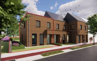 Deze moderne nieuwbouwwoning combineert comfort, kwaliteit en een doordachte indeling. <br />Op het gelijkvloers verwelkomt een ruime inkomhal met gastentoilet je in de woning. De lichte leefruimte met halfopen keuken vormt het hart van het huis, met uitzicht op de tuin. Aansluitend aan de keuken bevindt zich een praktische berging/wasplaats.<br /><br />Op de eerste verdieping vind je 3 aangename slaapkamers, een afzonderlijk toilet en een stijlvolle badkamer. Via een vaste trap bereik je de afgewerkte zolderverdieping, ideaal als extra slaapkamer, bureau of hobbyruimte.<br /><br />De koper kan, indien gewenst, nog een garage en tuinberging plaatsen in de achtertuin. <br />Achteraan het perceel is er eveneens ontsluiting via een gemeenteweg. <br /><br />De woning is afgewerkt met kwalitatieve materialen en voorzien van vloerverwarming op aardgas, sanitaire installatie (incl. sanitaire toestellen), ventilatiesysteem type D, gekeurde elektrische installatie met zonnepanelen, regenwaterpomp (geplaatst in de regenwaterput), gepleisterd en volledig gechapt. Tevens is een binnentrap in beuk voorzien. <br /><br />De verdere afwerking, waaronder sanitaire toestellen met meubilair, vloeren en faïence, binnendeuren en keuken, wordt gerealiseerd naar eigen smaak van de koper. De laminaatvloeren in de slaapkamers worden door de koper zelf voorzien. <br />Indien gewenst kan de woning ook 'niet afgewerkt' worden aangekocht.<br /><br />Een woning die klaarstaat om jouw thuis te worden — comfortabel, energiezuinig (E-peil 27) en met oog voor detail.<br /><br />Grondaandeel: € 140.000,00 (excl. notaris, aandeel verkavelingsakte, prekadastratie, ... *)<br />Constructie: € 247.000,00 (excl. 21% BTW)<br /><br />* Kosten voor nutsaansluitingen (€ 3744,47 excl. btw), aandeel verkavelingsakte (€ 800,00 excl. btw), prekadastratie (€ 250,00 excl. btw) en notaris te dragen door de koper.