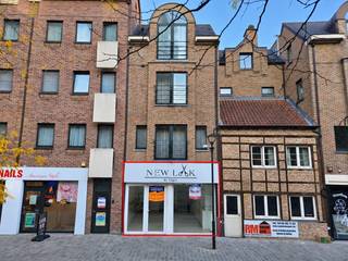 Commercieel gelegen handelspand van ca. 86 m² in het centrum van Hasselt.**<br /><br />Gelegen in de Sint-Jozefsstraat, op wandelafstand van de Grote Markt, de TT-wijk en het nieuwe stadhuis ('t Scheep). Het pand geniet van een centrale ligging in een levendige omgeving met diverse handelszaken, horecagelegenheden en andere voorzieningen.<br /><br />Het handelsgelijkvloers beschikt over een lichtrijke commerciële ruimte, een afzonderlijke kitchenette, berging, toilet en een koer aan de achterzijde. Dankzij de centrale ligging en de praktische indeling biedt dit pand verschillende mogelijkheden voor commerciële of dienstverlenende activiteiten, mits de vereiste toelatingen.<br /><br />Bruikbare vloeroppervlakte: ca. 86 m² (volgens EPC).<br /><br />Huurprijs: € 1.750/maand.<br /><br />E-Label: C.<br />Bestuursmaatregelen in het maatregelenregister: nog te verifiëren.<br />Stedenbouwkundige inlichtingen: nog te verifiëren.<br /><br />Voor meer informatie of het inplannen van een bezichtiging kan u contact opnemen met Dario via 0472/09.27.56 of 011/22.19.17. Bekijkt u deze advertentie via een aanverwante vastgoedsite, surf dan zeker naar onze website www.limburgsvastgoed.be voor een uitgebreide beschrijving en foto's.