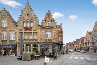 In het hart van Diksmuide, pal aan de Grote Markt, bevindt zich deze uitstekend draaiende en gekende brasserie–tearoom.<br />Dankzij de topligging, de jarenlange sterke reputatie én de grondige vernieuwingen in 2019 biedt deze zaak een unieke opportuniteit voor wie een instapklare horecazaak zoekt op een locatie met maximale zichtbaarheid en passage.<br /><br />Boven de zaak bevindt zich een ruim en lichtrijk appartement met een prachtig uitzicht over de Grote Markt – ideaal voor eigen bewoning of personeel.<br /><br />Indeling<br />Gelijkvloers<br /><br />- Gezellig restaurant met 34 comfortabele zitplaatsen<br />- Praktische, goed ingedeelde keuken<br />- Sanitaire voorzieningen<br />- Ruime terrassen goed voor totaal 58 zitplaatsen<br /><br />Eerste verdieping<br />- Lichtrijke woonkamer<br />- Volledig ingerichte keuken<br />- Slaapkamer<br />- Badkamer<br />- Afzonderlijk toilet<br /><br />Zolderverdieping<br />- Extra slaapkamer<br />- Berging<br /><br />Kelder<br />- Volledig onderkelderd – ideaal voor stockage<br /><br />Bijzonderheden<br />- Vernieuwde en gekeurde lift tot aan kelder en eerste verdieping<br />- Verwarming via condensatieketel op aardgas + deels gasradiatoren<br />- Rolluiken op eerste verdieping<br />- Bevloering in tegels en laminaat<br />- Vrij van brouwer<br /><br />Overnameprijs wordt gevraagd<br /><br />Een echte aanrader voor wie op zoek is naar een horecazaak te koop in het centrum van Diksmuide!<br /><br />Wil je ondernemen op een locatie die elke dag opnieuw rendeert? Grijp dan nu je kans.<br /><br />Benieuwd naar deze eigendom? Neem contact op via julie@bricx.be of 0479 616 455.<br /><br />Dit pand wordt verkocht onder het systeem van START 2 FINISH.<br />Elk prijsvoorstel gelijk of hoger dan deze startprijs wordt voorgelegd aan de verkoper(s) die dit al dan niet kan aanvaarden.<br />Startprijs: 450.000 EUR