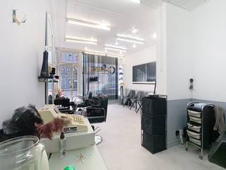 Opbrengsteigendom met handelsgelijkvloers en twee appartementen te koop, gelegen op een gunstige locatie te Berchem (Driekoningenstraat 100).Het pand...