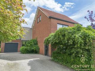 <p><span><strong>Charmante en bijzonder ruime gezinswoning in een groene oase</strong></span><br /><br />Centraal gelegen en toch heerlijk rustig, midden in een groene omgeving, vindt u deze charmante en uitzonderlijk ruime woning op een royaal perceel van ca. 1.135 m². Dankzij de uitstekende ligging bereikt u zowel Antwerpen als Eindhoven in slechts ongeveer 30 minuten, waardoor u geniet van de perfecte combinatie van rust, natuur en bereikbaarheid.</p>
<p>Deze karaktervolle woning combineert authentieke details met hedendaags wooncomfort en een subtiele artistieke toets. De warme uitstraling, de royale leefruimtes en de prachtige tuin maken van deze eigendom een unieke thuis voor wie ruimte en privacy weet te waarderen.</p>
<p>Op het gelijkvloers wordt u verwelkomd in een aangename leefomgeving die volledig is afgestemd op het moderne gezinsleven. De ruime woonkamer wordt gekenmerkt door een indrukwekkende raampartij die een prachtig zicht biedt op de tuin en zorgt voor een overvloed aan natuurlijk licht. Aansluitend bevindt zich een gezellige tv-hoek, terwijl een afzonderlijk en knus bureau de ideale plek vormt voor thuiswerk of een rustige leesruimte. Verder beschikt deze verdieping over een gastentoilet en een hedendaagse, volledig uitgeruste keuken voorzien van alle hedendaagse comfort.</p>
<p>De eerste verdieping biedt plaats aan vier slaapkamers. De ruime master bedroom beschikt over een eigen ensuite badkamer, terwijl de drie overige slaapkamers gebruikmaken van een verzorgde en comfortabele douchekamer.</p>
<p>Via een vaste trap bereikt u de tweede verdieping, een veelzijdige extra ruimte die perfect kan worden ingericht als hobbykamer, extra slaapkamer, speelruimte, atelier of thuiskantoor.</p>
<p>Ook buiten weet deze woning te overtuigen. De prachtige volgroeide tuin vormt een waar groen paradijs en geniet van een uitzonderlijke privacy. Hier kunt u in alle rust ontspannen, genieten van het buitenleven of gezellig tafelen met familie en vrienden. Daarnaast beschikt de woning over voldoende parkeergelegenheid op eigen terrein en een afgesloten garage.</p>
<p>Een woning die ruimte, karakter, comfort en een unieke groene woonbeleving op harmonieuze wijze samenbrengt.</p>