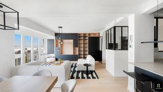 Stijlvol gerenoveerd appartement met prachtig zeezicht aan het Albertstrand, op wandelafstand van het bruisende centrum van Knokke. Indeling: inkomhal met vestiaire en gastentoilet. Ruime lichtrijke woon en eetkamer die uitkijkt op de zee. Open, moderne keuken die uitgerust is met kwalitatieve toestellen. Het appartement beschikt over twee ruime slaapkamers, elk met een eigen aansluitende douchekamer/badkamer. De twee slaapkamers zijn voorzien van ingemaakte kasten en bureau. Derde kamer die kan gebruikt worden als slaapkamer, bureau of leeshoek en met douchekamer. Gemeenschappelijke fietsenberging. Privatieve kelder. Meubels zijn inbegrepen in de prijs.