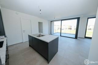 Centraal, rustig en energiezuinig wonen met alle comfort!<br /><br />Dat kan in dit ruime nieuwbouwappartement van 95 m2 met groot terras en twee slaapkamers. Inclusief onderdergrondse parkeerplaats en privé-kelderberging.<br />Mooi gelegen in de woonbuurt Kleine Hemmenweg en vlakbij het centrum van Zonhoven. Deze locatie is een nieuwe verkeersarme woonbuurt met appartementen en woningen en is omringd door groen dat in aanleg is.<br />Energiezuinig met eigen zonnepanelen!<br /><br />Het appartement is gelegen op de eerste verdieping. Lift in het gebouw.<br /><br />Je komt binnen in de inkomhal met apart toilet en ruimte voor vestiairekast. Apart toilet met handwasbakje. In de leefruimte valt de lichtinval onmiddellijk op door de grote raampartijen en het schuifraam naar het ruime terras.<br />De maatkeuken is voorzien van een eiland en van alle comfort en de toestellen zijn van Whirlpool. Langs de keuken is de berging met ruimte voor wasmachine en droogkast. Afgesloten nachtgedeelte met 2 ruime slaapkamers met grote ramen, laminaatvloer, internet- en TV-aansluiting. In de ruime badkamer is er een inloopdouche met vaste regenkop en handsproeier, badmeubel met dubbele lavabo, mengkraan en spiegel met verlichting.<br /><br />Inclusief privé-parking in de kelder nr. 20 en privé-kelderberging.<br />Gemeenschappelijke afgesloten fietsenstalling.<br /><br />Voor het afval zijn er ondergrondse containers op het terrein (PMD en restafval)/<br /><br />Kortom, dit appartement heeft alle comfort om te voldoen aan de hedendaagse energie- en woonnormen.<br /><br />Benieuwd? Stel je kandidaat via onze website https://optie-m.be/nl/te-huur en klik vervolgens op "ik ben kandidaat".<br />