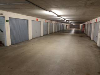 <p><strong>Residentie Neptunus</strong></p>

<p>Afgesloten garagebox te koop in afgesloten, ondergronds complex. Deze is gelegen in de A. Ruzettelaan 183, vlakbij het einde van de Zeedijk (richting Zeebrugge).</p>

<p>Afmetingen: Ca. 2,80m op 5m25</p>

<p>Meer informatie of een bezichtiging? Contacteer Maarten op het nummer 050 42 58 98.</p>