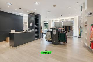 IMMO FRANCOIS MEETJESLAND PRESENTEERT SLEIDINGE-DORP 131!<br /><br />WIJ VERWIJZEN U VOOR ALLE INFO & DOCUMENTEN GRAAG DOOR NAAR ONZE WEBSITE: IMMOFRANCOIS.BE.<br /><br />WENST U EEN GRATIS EN VRIJBLIJVENDE VERKOOPSANALYSE MET WAARDEBEPALING VAN UW EIGENDOM? DARIO KOMT GRAAG BIJ U LANGS!<br /><br />Gelegen in het hart van Sleidinge, met een uitstekende bereikbaarheid naar Gent en de E34, vinden we dit veelzijdige gebouw met een bruikbare oppervlakte van 529 m². Dankzij de slimme indeling en strategische ligging biedt deze eigendom een unieke kans voor zelfstandigen of bedrijven die op zoek zijn naar een kantoorruimte gecombineerd met woonmogelijkheden.<br /><br />Het gelijkvloers beschikt over een stijlvolle inkomhal, ruime kantoor- of vergaderruimtes, een volledig uitgeruste keuken, stockageruimte, een inpandige garage en een onderhoudsvriendelijke tuin met jacuzzi.<br /><br />Op de eerste verdieping bevinden zich twee ruime kamers die als kantoor of slaapkamer kunnen dienen, een moderne badkamer en een dressing. De tweede verdieping is ingericht als aparte studio met eigen badkamer.<br /><br />De woning is afgewerkt met kwalitatieve materialen, beschikt over 49 zonnepanelen en heeft een gunstig EPC-label B (181 kWh/m² per jaar). Een energiezuinig en multifunctioneel gebouw dat comfort en representativiteit perfect combineert.<br /><br />Bent u op zoek naar ruimte, comfort én een topligging in het centrum van Sleidinge? Aarzel dan niet om contact op te nemen met Dario Van Kerckvoorde van Immo Francois Meetjesland voor meer informatie of een bezoek ter plaatse.<br /><br />GRAAG ALS EERSTE OP DE HOOGTE VAN ONS AANBOD? 1) BEZORG ONS UW ZOEKVOORKEUREN EN WE HOUDEN CONTACT, 2) VOLG @IMMOFRANCOISMEETJESLAND VIA INSTAGRAM<br /><br />