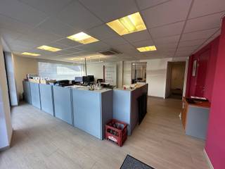 Mooie centraal gelegen kantoorruimte met ruime kelder.Deze kantoorruimte, gelegen op een interessante locatie in centrum Tessenderlo, heeft een...