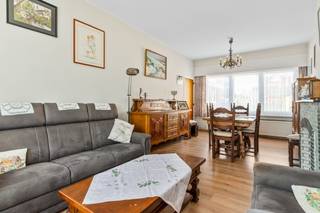 Een huis waar nog niet alles voor jou bepaald is, heeft zo zijn voordelen. In deze rijwoning in ‘De Bloembak’ in Ekeren krijg je een goede basis én de vrijheid om er helemaal je eigen plek van te maken.<br /><br />Op het gelijkvloers kom je via de inkomhal met apart toilet in de leefruimte. Aansluitend vind je de gesloten keuken, die samen met de rest van het interieur vooral esthetisch wat liefde kan gebruiken.<br /><br />Op de eerste verdieping zijn er twee ruime slaapkamers, een kleinere kamer, een badkamer en een apart toilet. Maar daar stopt de ruimte niet. De grote zolder is vandaag bereikbaar via een zolderluik en biedt heel wat mogelijkheden om op termijn extra woonruimte te creëren.<br /><br />Ook buiten kan je nog verder denken. De tuin is praktisch, onderhoudsvriendelijk en beschikt over een aparte berging. Mits de nodige vergunningen kan je bekijken of deze via bijvoorbeeld een veranda meer bij de woning betrokken kan worden. Ook de voortuin behoort volledig tot de woning.<br /><br />Technisch is er al een goede basis, met EPC-label C, recente ramen en automatische rolluiken. De woning beschikt daarnaast over dakisolatie.<br /><br />Je woont hier bovendien centraal in Ekeren, met winkels, scholen en openbaar vervoer vlakbij en een vlotte verbinding naar de belangrijkste invalswegen.<br /><br />Geen afgewerkt plaatje, wel een huis met ruimte en mogelijkheden om er iets helemaal van jezelf van te maken.
