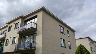 <p>Ruim instapklaar hoekappartement (105 m²) met 3 volwaardige slaapkamers en EPC B gelegen in Brasschaat omgeving Golf.</p><p>- 3 volwaardige slaapkamers (17, 10 en 8 m²)<br />- Pas gerenoveerde badkamer met apart gastentoilet (2024)<br />- Recente gascondensatieketel (2021)<br />- Vloeren met eiken parket<br />- Ingerichte keuken (vaatwasser, kookvuur, dampkap, dubbele spoelbak, frigo, 2x oven)<br />- Elektriciteit gekeurd conform, asbestvrij, EPC score 180 (B)<br />- Ruim aanbod openbaar vervoer + op wandelafstand van centrum Brasschaat<br />- Groene omgeving, ramen op 3 gevels</p>