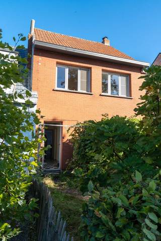 <p>Ruime, sfeervolle gezinswoning met potentieel op toplocatie in Boechout</p><p>EERSTE KIJKMOMENT OP WOENSDAG 21/10</p><p>Op zoek naar een woning met een solide basis, een fijne tuin én de mogelijkheid om deze volledig naar eigen smaak in te richten? In de rustige en kindvriendelijke Hellestraat in Boechout vindt u deze charmante gezinswoning op een mooi perceel van ca. 302 m².</p><p>Deze woning biedt een uitstekende structuur en ruimte, ideaal voor wie op zoek is naar een huis met mogelijkheden om stap voor stap eigen accenten aan toe te voegen.</p><p>Troeven op een rij:</p><p>Toplocatie: Gelegen in de gegeerde Hellestraat, met openbaar vervoer (tram, bus, trein), scholen en het gezellige centrum van Boechout op wandel- en fietsafstand.</p><p>Mooi perceel (302 m²): Geniet van een fijne, groene tuin met veel privacy en zonne-uren.</p><p>Ruimtelijke indeling:<br />- Benedenverdieping: een lichtrijke leefruimte, aparte keuken, bergruimte en veranda met zicht op de groene fijne tuin<br />- Bovenverdieping: 3 volwaardige slaapkamers en 1 badkamer<br />- Zolder onder puntdak met potentieel</p><p>Een bijkomende troef is de handige rechtstreekse doorgang vanuit de voortuin naar de achtertuin, met plaats voor opberging van fietsen.</p><p>Kortom, een leuke woning om naar eigen smaak af te werken: Ideaal voor wie de handen uit de mouwen wil steken om er een droom thuis van te maken.</p><p>Interesse?<br />Zie jij het potentieel van deze woning en wil je de mogelijkheden zelf komen ontdekken?<br />Neem gerust contact op voor meer informatie, of een bezoek in te plannen tijdens onze kijkdag op woensdag 21/10 tussen 17u en 19u of zaterdag 24/10 tussen 13u en 17u.</p>
