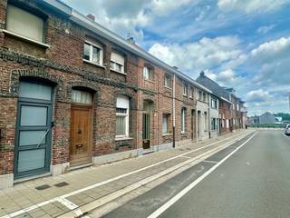 <p><span><span>Deze te renoveren woning biedt tal van mogelijkheden. Op het gelijkvloers vind je een woonkamer, een keuken en een badkamer. Op de tussenverdieping bevindt zich een slaapkamer en op de eerste verdieping zijn er 2 slaapkamers. Daarnaast beschikt de woning over een garage, een handige tuinberging en een aangename afgelsoten tuin. </span></span></p>
