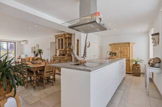 Prachtig uitgeruste duplex (slechts 2 wooneenheden in het gebouw) met 2 slaapkamers en zongericht terras op een toplocatie in het centrum...