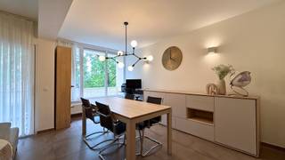Ruim en instapklaar appartement met het comfort van een woning op toplocatie in Genk<br /> <br />Adres: Reinpadstraat 21/4, 3600 Genk <br /><br />Dit moderne en instapklare appartement bevindt zich op een uiterst centrale ligging in Genk. Op wandelafstand van het centrum geniet u van de directe nabijheid van winkels, horeca, scholen en openbaar vervoer (bushalte en treinstation). Bovendien zorgt de vlotte verbinding met de E314 en omliggende gemeenten voor een uitstekende bereikbaarheid.<br /><br />Indeling:<br /><br />De inkomhal met praktische inbouwkasten vormt de toegang tot het appartement en beschikt tevens over een apart gastentoilet. Aansluitend bereikt u via een glazen deur de ruime en lichtrijke leefruimte. Dankzij de grote raampartijen geniet u hier van veel natuurlijk licht en een aangenaam uitzicht. Ook biedt het toegang tot het eerste terras. Langs de leefruimte bevindt zich de keuken, die volledig is uitgerust met moderne toestellen. <br /><br />Vanuit de leefruimte bereikt u een hal, die toegang verleent tot de badkamer met lavabo en inloopdouche en twee slaapkamers. De master bedroom is bijzonder ruim met een oppervlakte van 24 m². <br /><br />Daarnaast is er nog een derde slaapkamer toegankelijk vanuit de inkomhal. Deze slaapkamer geeft op haar beurt toegang tot het tweede terras.<br /><br />Het appartement werd volledig gerenoveerd in 2018 met oog voor detail en gebruik van kwalitatieve materialen. Daarnaast werd het dak van het appartementencomplex vernieuwd in 2024 en heeft het appartement een gunstig EPC-label C. Ook beschikt het appartement over een conforme elektrische installatie. De totale bruto oppervlakte, inclusief terrassen, bedraagt meer dan 130 m². Het appartement bevindt zich op de tweede verdieping en is bereikbaar via de lift of de trap.<br /><br />Als extra troef is er een garagebox voorzien, ideaal voor het veilig parkeren van uw wagen. Rondom het appartementencomplex is er bovendien voldoende parkeergelegenheid. Tot slot is er een private kelderberging tegenover de lift voor bijkomende opbergruimte.<br /><br />Vraagprijs: € 314.000,00<br /> <br />Droom je van een appartement met veel ruimte of ben je op zoek naar een ideale investering? Dan ben je hier op het juiste adres.<br /><br />Aarzel niet en contacteer ons voor meer informatie of een bezichtiging.