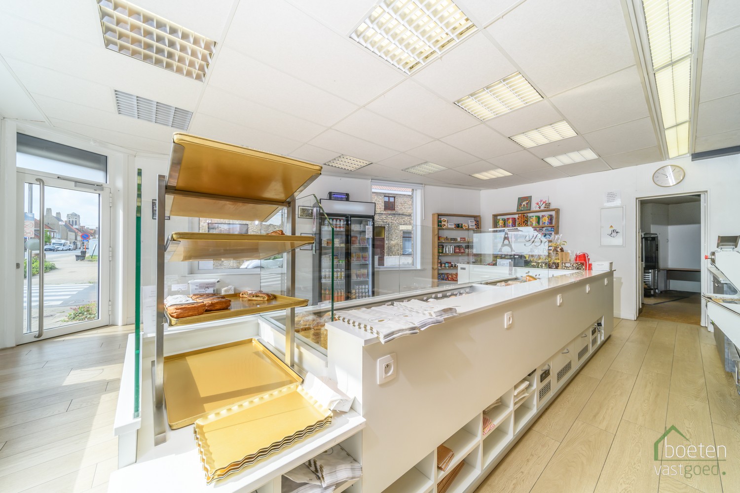 VEURNE: Verkoop van de gekende zaak bakkerij Petit Paris, bestaande uit een gerenoveerde handelsruimte met eveneens (grotendeels) gerenoveerd woongedeelte. - foto 4