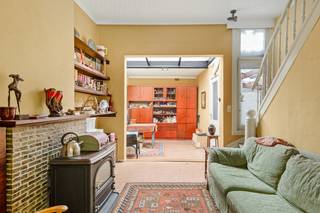 Interesse in deze woning? Bekijk de virtuele toer en maak via Livitas.be ONLINE je afspraak.<br />Deze woning is echt iets unieks. Vroeger was dit een ambachtelijke bakker waar in het atelier met hart en ziel broden werden gemaakt en pistolets gebakken voor zondag.<br />De prachtige oven staat er nog en geeft je de sfeer weer van vroeger.<br />Vooraan is de woning gelegen en achteraan het atelier.<br />Op het gelijkvloers bevindt zich de woonkamer met keuken, de doorgang voor fietsen en de atelier met de gigantische tuin.<br />De eerste verdieping is voorzien van 3 slaapkamers en de badkamer.<br />Je zou met deze woning heel wat mogelijkheden kunnen creëren zoals je eigen zaak beginnen, opslagplaatsen maken, fietsenstalling maken en verhuren of gewoon ruim wonen. <br />Laat deze kans niet schieten en maak via Livitas.be ONLINE je afspraak.