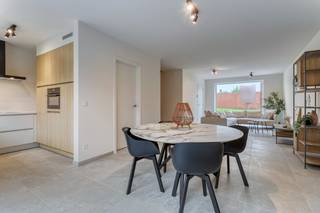 <p>indeling van woning</p>
<h3>gelijkvloers</h3>
Op het gelijkvloers vind je een ruime inkom, een open en lichtrijke leefruimte met keuken, een ruime berging en aparte fietsberging. Dankzij de gunstige oriëntatie geniet je optimaal van natuurlijk licht en heb je middag- en avondzon in je eigen tuin.
<h3><br />eerste verdieping</h3>
— 3 ruime slaapkamers<br />— badkamer
<h3><br />duurzaamheid en energie</h3>
Bij het ontwerp werd sterk ingezet op energie-efficiëntie en wooncomfort. Zo geniet je van lage energiekosten en ben je minder afhankelijk van fossiele brandstoffen. Door het lage E-peil geniet je van een korting onroerende voorheffing van 50% gedurende 5 jaar.
<h3>de woning is uitgerust met:</h3>
— warmtepomp lucht/water in combinatie met vloerverwarming<br />— ventilatiesysteem D met warmterecuperatie<br />— doordachte isolatie en performante beglazing<br />— zonnepanelen<br />— een aangelegde tuin en terras
<h3><br />afwerking en prijs</h3>
Parkwoning B2 is in afwerkingsfase.<br />— Deze woning wordt momenteel volledig afgewerkt volgens de laatste trends, en is instapklaar binnen de 4 tot 6 maanden.<br />— De vermelde prijs betreft de volledig afgewerkte woning inclusief terras en tuin en aansluitingskosten, exclusief btw en verkoopkosten.<br />— Bij elke woning wordt een garage, overdekte autostaanplaats of parking verkocht, aan jou de keuze!