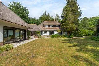 In het groene Schoten, in de residentiële wijk De Zeurt, bevindt zich deze vrijstaande villa op een uitzonderlijk perceel van ca. 4.910 m². Dankzij...