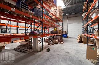 Instapklaar magazijnruimte te koop op een strategische toplocatie in Affligem.<br />Dit moderne bedrijfsgebouw uit 2021 biedt <strong>227 m² hoogwaardige opslagruimte</strong>, aangevuld met <strong>3 privatieve parkeerplaatsen</strong>.<br /><br />De magazijnruimte beschikt over een vrije hoogte van <strong>8 m </strong>en is uitgerust met een <strong>sectionale poort</strong> van 4 m x 4 m, waardoor het pand een uitstekende toegankelijkheid biedt voor zowel leveringen als logistieke activiteiten.<br /><br />Dankzij de nabijheid van de op- en afritten van de<strong> E40</strong> geniet deze locatie van een bijzonder vlotte verbinding richting Brussel, Gent en Aalst. Ook de <strong>N9</strong> en Brusselbaan zorgen voor een uitstekende bereikbaarheid voor klanten, leveranciers en medewerkers.<br /><br />Op zoek naar extra opslagruimte, een showroom of kantoorruimte? Op dezelfde site zijn eveneens 409 m² showroom- en kantoorruimte, 227 m² opslagruimte en 8 parkeerplaatsen beschikbaar.<br /><br />Contacteer<strong> PANORAMA B2B</strong> voor bijkomende inlichtingen, plannen of een vrijblijvend plaatsbezoek via<strong> 0477 07 30 30</strong>.