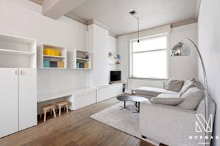 Welkom in deze ruime, instapklare gezinswoning met tuin, gelegen in het centrum van Kuurne!<br /><br />Bij het betreden van de woning komt u binnen in de inkomhal. Aansluitend vindt zich de ruime leefruimte met plaats voor zowel een salon als een eetplaats.<br /><br />Naast de leefruimte vindt u de volledig uitgeruste keuken, voorzien van alle nodige toestellen en comfort. Dankzij de grote raampartijen geniet u in deze ruimte van veel natuurlijk licht.<br /><br />Aansluitend aan de keuken bevindt zich een ruime berging, momenteel ingericht als wasplaats.<br /><br />Verder beschikt het gelijkvloers over een ruime kelder en toilet.<br /><br />Op de verdieping bevinden zich twee volwaardige slaapkamers en een badkamer, uitgerust met een inloopdouche, ligbad, toilet en wastafel.<br /><br />Op de tweede verdieping bevindt zich de derde ruime slaapkamer.<br /><br />Buiten geniet u van een aangename tuin met terras, ideaal om te ontspannen.<br /><br />Troeven:<br />+ 3 volwaardige slaapkamers<br />+ Instapklaar<br />+ EPC C (geen renovatieverplichting)<br />+ Conforme elektriciteit