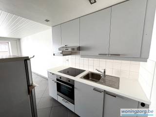 <p>Lichtrijk en gezellig appartement met 2 slaapkamers <br />Dit toffe appartement kan met zijn ideale ligging een vlotte verbinding garanderen op alle vlakken. Op wandelafstand bereik je het treinstation, busstation en de toffe Mechelse binnenstad. Met de auto bereik je zeer snel de binnenring, tangent en autosnelwegen. Mits een bewonerskaart kan je gratis in de buurt parkeren, alsook is er een ondergrondse parkeergarage op 2 min wandelen waar je verschillende soorten abonnementen kan aangaan of waar bezoek perfect kan parkeren. <br /><br />Het appartement is gelegen op de tweede verdieping van dit fijne gebouw en is te bereiken met een trap of kleine lift. Er is een ruime woonkamer met aansluitend de keuken, voorzien van een oven, inductievuur, dampkap en koelkast met vriesvak. Verder zijn er nog 1 grote en 1 kleinere slaapkamer en een badkamer met douche, enkel lavabomeubel en toilet. <br />Op het gelijkvloers is er per appartement een wasplaats voorzien waar je een wasmachine en droogkast kan plaatsen, een fietsenstaanplaats en een berging. <br /><br />Een tof appartementje voor mensen die graag dichtbij de stad willen wonen maar niet willen inboeten op bereikbaarheid. <br />Provisie gemeenschappelijke kosten: €50,- (elektriciteit en onderhoud gemeenschappelijke delen + brandverzekering met afstand van verhaal - je dient wel nog een inboedelverzekering aan te gaan) <br /><br />Aarzel niet en vraag nu jouw bezoek aan via info@immosir.be!</p>