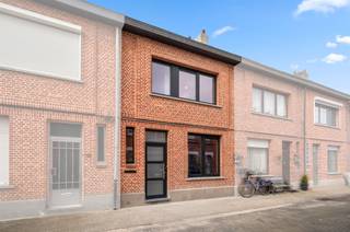 <p><span>Bij de vernieuwing van deze woning is alles uit de kast gehaald om te zorgen voor een kwalitatief en energiezuinig resultaat. De EPC-score van 72 kWh/m²/jaar (Label A), maakt dat deze woning klaar is voor de toekomst, met dikke isolatielagen en 8 zonnepanelen van het glas-glas type, die ook onderaan het zonlicht capteren. In de Harnasstraat passeert weinig doorgaand verkeer en parkeert u langs de straat zonder schijf. Wie op de details let, spot een ingebouwde kast onder de trap, volledig afgewerkte opdekdeuren, een gevelplint in blauwe hardsteen, een mooie tuinafsluiting en keramische, vlakke dakpannen. Op het gelijkvloers met grote grijze tegels, vloeien de ruimtes in mekaar: inkom, open keuken en leefruimte. De U-vormige open keuken, is uitgerust met volgende toestellen: kookplaat met geïntegreerde afzuiging, oven, microgolf, koelkast, freezer en vaatwasser. In de tuin met beperkte inkijk, beschikt u over een terras (betonklinkers), buitenkraan, stopcontacten en lichtpunt. Qua bergruimte, staat een afgewerkte berging/wasplaats ter beschikking. In de 3 kamers kan u zelf vaststellen hoe stil deze buurt is. In de badkamer is plaats voor een regendouche met glazen wand en thermostatische kraan; een sierradiator en een dubbel lavabomeubel met spiegel. De woning kreeg een officiële Mobiscore mee van 9 op 10. Op circa 5 minuten vervoegt u de R6/E19.</span></p><p><span> </span></p>