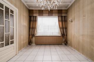 TE RENOVEREN GEZINSWONING MET VEEL POTENTIEEL EN GROTE GARAGE!Deze te renoveren woning biedt tal van mogelijkheden voor wie op zoek is naar ruimte en...