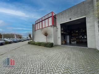 Deze uitstekend gelegen magazijnruimte van 211 m², gecombineerd met 250 m² kantoorruimte te huur, biedt een uitstekende zichtbaarheid vanaf de...