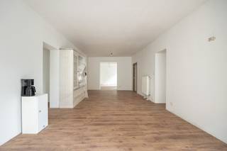 Deze woning op de begane grond combineert modern comfort met een bevoorrechte ligging. <br />Bij binnenkomst treedt u een lichte leefruimte binnen met een praktische en aangename indeling. De keuken komt uit op een eigen binnenplaats, perfect om te genieten van mooie dagen, een etentje met vrienden te organiseren of gewoon in alle rust te ontspannen.<br />Het appartement heeft twee slaapkamers, een badkamer, twee aparte toiletten en een keuken die u zelf kunt kiezen op basis van uw dagelijkse gewoonten en behoeften. De nieuwe kozijnen met elektrische rolluiken zorgen voor een uitstekende geluids- en warmte-isolatie, wat bijdraagt aan een energiezuinig gebouw en lagere energierekeningen.<br />Een andere zeldzame troef in het stadscentrum: een privégarage is verplicht bij het appartement inbegrepen voor 21.000 € extra, waardoor u altijd verzekerd bent van een veilige parkeerplaats.<br />Dankzij de ligging in het hart van Vilvoorde zijn alle voorzieningen direct bereikbaar: winkels, scholen, openbaar vervoer en belangrijke verkeersaders. Dit appartement is een ideale kans voor een koppel, een klein gezin of een investeerder die op zoek is naar een woning zonder renovatiewerkzaamheden, die comfort, functionaliteit en rendement combineert.<br />Voor meer informatie kunt u onmiddellijk contact met ons opnemen en onze website www.Century21hsh.be bezoeken.