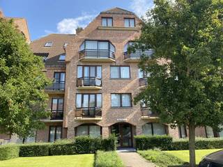 Luxueus recent gerenoveerd appartement op de gelijkvloerse verdieping van residentie Tower Palace. Deze standingvolle residentie bevindt zich in de rustigste buurt van De Haan, op wandelafstand van het bruisende centrum én de zee. Indeling: ruime woonkamer met ingerichte open keuken. Grote hal met vestiaire, 2 ruime slaapkamers met nieuwe ingemaakte kasten, een badkamer met ligbad/douche. Het schrijnwerk werd recent overal vervangen met driedubbele beglazing alsook aangepaste zonwering.<br />Inclusief bovengrondse garagebox achteraan het gebouw, gemakkelijk toegankelijk. In de kelder is er een ruime fietsenstalling. Zalig genieten aan zee op topligging in het allermooiste dorp. Tevens mooie investering voor beleggers. Direct onbezorgd rendement! EPC 405 kWh/m² UC