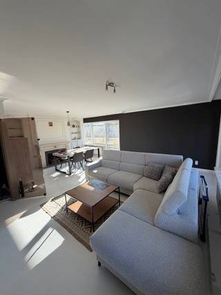 Dit energiezuinig instapklaar appartement op de 2verdieping kan uw droom appartement worden.<br />Inkomhal met vestiaire, apart toilet, badkamer met ligbad, dubbel lavabo-meubel en toilet, aparte berging/wasplaats.<br />Ruime living met open zicht wegens hoek appartement waardoor ook automatisch veel lichtinval. Aanpalend terras. Aparte volledig ingerichte keuken. 1 zeer ruime slaapkamer met zuid georiënteerd terras. 2de slaapkamer. Kelder. Conforme elektrische keuring. Lift. Ook ideaal als investering.<br />Bezoek via olivier@immo-en-cie.be of 0475/970.780.