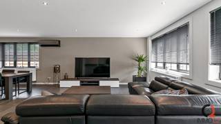 Voor meer foto's, grondplan of digitale tour kijk op onze website https://www.immo-c2.be.<br /><br /><strong>Gerenoveerde eengezinswoning (open bebouwing) met 5 slaapkamers op een perceel van 4A 77 CA gelegen in een rustige groene buurt in Paal (Tervant).</strong><br /><br />Mooi aangelegde voor – en achtertuin met garagegebouw<br /><br /><span>De woning is ingedeeld als volgt:</span><br /><br />+ Inkomhal met vestiairehoek en ingemaakte kast met nutsvoorzieningen<br />+ Apart toilet met handenwasser<br />+ Leefruimte bestaande uit zit-en eethoek voorzien van airco<br />+ Aangrenzende volledig geïnstalleerde en zeer ruime open keuken met ontbijthoek<br />+ Wasplaats met aansluiting WM/DK en een inloopdouche<br />+ Berging met ingemaakte kast voor CV – installatie en buitendeur<br /><br /><span>De 1e verdieping omvat:</span><br /><br />+ Nachthal<br />+ Slaapkamer 1 voorzien van airco<br />+ Slaapkamer 2<br />+ Badkamer met ligbad, douche in bad, toilet en lavabomeubel met 2 kolomkasten<br />+ Slaapkamer 3 momenteel ingericht als dressingkamer <br /><br /><span>De 2de verdieping omvat:</span><br /><br />+ Nachthal<br />+ Slaapkamer 4 <br />+ Slaapkamer 5<br /><br />Klein keldertje voorzien.<br /><br />Bewoonbare oppervlakte volgens EPC attest<br /><br /><strong>Elektrische installatie conform het AREI.</strong><br />CV op aardgas met radiatoren.<br /><br />Resultaat asbestattest: <strong>Asbestveilig = Geen asbest</strong><br /><strong>EPC: 131 kWh/m²/jaar, label B met UC: 2697154<br /><br /></strong>Garagebebouw van 40m² en 3,5m hoog met automatisch bedienbare sectionaalpoort<br />Oprit met afsluitbaar met automatisch bedienbare aluminium toegangspoort<br /><br />De woning is strategisch gelegen tussen Paal en Beringen, midden in een residentiële buurt op slechts enkele minuten van het centrum met alle faciliteiten. <br />Vlakbij scholen, openbaar vervoer en nabij het op en afrittencomplex E-313.