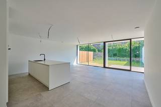 Volledig gerenoveerd gelijkvloers appartement van 120m² op een centrale ligging in Hasselt mét tuin en zuidgericht terras. Het is gelegen...