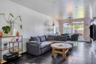 <p><span>Dit </span><span>gelijkvloerse appartement</span><span> is gelegen in de Letterkundestraat in Wilrijk, vlakbij de Pastoor Bauwenslaan en het centrum. De </span><span>ligging is zeer centraal </span><span>met winkels en openbaar vervoer op wandelafstand. Er is ook een </span><span>vlotte bereikbaarheid </span><span>naar het centrum van Antwerpen, Wilrijk en Hoboken.</span></p><p><span> </span></p><p><span>Het appartement is gelegen op de </span><span>gelijkvloerse verdieping</span><span> van een </span><span>klein gebouw </span><span>met 3 appartementen. Het appartement heeft een oppervlakte van zo'n 55m² en een </span><span>mooi onderhouden en zonnige tuin </span><span>van zo'n 80m². De tuinberging en fietsenberging zijn ook via de Daniël Herreynslaan bereikbaar. </span></p><p><span> </span></p><p><span>Indeling</span></p><p><span>- gemeenschappelijke inkomhal</span></p><p><span>- woonkamer en eetkamer</span></p><p><span>- open geïnstalleerde keuken</span></p><p><span>- berging met aansluiting voor wasmachine/droogkast</span></p><p><span>- zonnige tuin met terras (80m²)</span></p><p><span>- tuinberging met fietsenberging en toegang naar de achtergelegen straat Daniël Herreynslaan</span></p><p><span>- ruime slaapkamer</span></p><p><span>- badkamer met douche, lavabo en toilet</span></p><p><span>- ruimte in de kelder</span></p><p><span> </span></p><p><span>Algemeen gebouw</span></p><p><span>- klein gebouw met 3 appartementen</span></p><p><span>- geen gemeenschappelijke kosten</span></p><p><span>- individuele nutsvoorzieningen</span></p><p><span> </span></p><p><span>Troeven</span></p><p><span>- centrale ligging</span></p><p><span>- super zonnige en onderhouden tuin</span></p><p><span>- CV op gas (2022)</span></p><p><span>- PVC dubbele beglazing</span></p><p><span>- rolluiken</span></p><p><span>- conforme elektriciteit</span></p><p><span> </span></p><p><span>Ben jij geïnteresseerd in dit appartement in Wilrijk, ben je op zoek naar ander vastgoed of wens je de waarde van jouw eigendom te kennen? Dan ben je bij BOLT immo aan het juiste adres! Wij helpen jou graag verder.</span><span> </span></p>