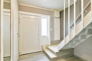 Welkom in de Lijsterstraat 21, een energiezuinige en instapklare woning gelegen in een rustige woonwijk te Torhout. Dankzij de uitstekende ligging bevindt u zich op een boogscheut van het bruisende centrum, winkels, scholen, openbaar vervoer en tal van andere voorzieningen.<br /><br />Via de inkomhal met gastentoilet betreedt u de lichtrijke leefruimte met aansluitende eetplaats. De ruime leefkeuken geniet van een mooi uitzicht op de aangelegde tuin en is uitgerust met alle nodige toestellen. Verder beschikt het gelijkvloers over een praktische bergruimte en een ruime wasplaats.<br /><br />Op de eerste verdieping bevinden zich drie slaapkamers en een badkamer uitgerust met een dubbele lavabo en een bad met regensproeier. Via het zolderluik bereikt u bovendien de praktische kruipzolder, ideaal als extra bergruimte.<br /><br />Vanuit de keuken heeft u rechtstreeks toegang tot de strak aangelegde tuin met een ruim terras van meer dan 30 m². Daarnaast beschikt de buitenomgeving over een tuinhuis, ideaal om uw tuingerief op te bergen. Tot slot geniet u van een carport voorzien van elektriciteit en verlichting, aangevuld met twee extra parkeerplaatsen op de oprit.<br /><br />De vermelde prijs is een richtprijs; elk bod wordt voorgelegd aan de eigenaar, die het recht heeft dit te aanvaarden of te weigeren.<br /><br />Neem voorsprong met een vrijblijvende schatting via:<br />www.residentievastgoed.be/gratisonlineschatten