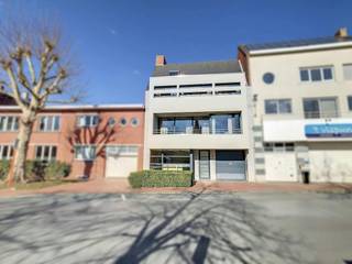 Cette maison/appartement au premier étage est située dans la Hondstraat. Un salon de beauté est situé au rez-de-chaussée. Les premier et...