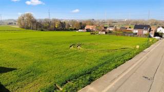LAATSTE BOUWGROND aan de voet van het Kluisbos!In het prachtige Mont-de-l'Enclus, op de flanken van het gekende Kluisbos, aan de Waalse zijde, krijg je de kans te bouwen op een ruim, recht perceel bouwgrond van 950 m² met een mooie perceelbreedte van 19 meter, waardoor een voorgevel van 11 meter mogelijk is. GEEN BOUWVERPLICHTING, vrije keuze architect en aannemer, ACHTERLIGGENDE HOOGSPANNING GAAT BINNENKORT ONDERGRONDS, waardoor het zicht in de nabije toekomst nóg mooier wordt. De ligging is georiënteerd pal op het zuidwesten, waardoor je de kans krijgt zalig zomerse avonden door te brengen op je terras, bij een goed glas wijn en een lekkere barbecue. Je vertoeft in alle rust en bent zo in het bos, terwijl je op nog geen 3 minuten in Vlaanderen bent, met alle grootwarenhuizen, faciliteiten en scholen. In het dorp zelf is er tweetalig onderwijs vanaf de kleuterklas en de lokale warme bakker biedt je met de lach zijn versgebakken brood aan. Opmetingsplan, voorschriften en extra informatie te verkrijgen op aanvraag.