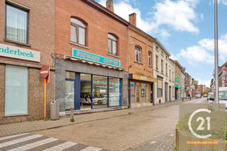 Op een uiterst commerciële locatie in het hart van de gemeente vinden we dit uitzonderlijk opbrengsteigendom bestaande uit een handelsruimte en een ruim duplex appartement. Het gebouw heeft een totale oppervlakte van ongeveer 270 m², waarvan 53 m² is ingericht als commerciële ruimte. Deze ruimte is momenteel verhuurd aan een goed draaiende bakkerij, wat zorgt voor een stabiele en betrouwbare huurinkomst van €2.500 per maand.<br /><br />Dit opbrengsteigendom is niet enkel interessant omwille van de ligging en de kwalitatieve afwerking, maar ook als investering. Het appartement is verhuurd aan €1.200 per maand en de handelsruimte aan €2.500 per maand, wat samen een totale huuropbrengst van €3.700 per maand of €44.400 per jaar oplevert. Dit betekent een bruto rendement van maar liefst 6,8%, waardoor dit pand uitermate geschikt is voor wie op zoek is naar een solide en rendabele investering op een toplocatie.<br /><br />Het duplex appartement beschikt over een aparte inkom en biedt een moderne en comfortabele woonervaring. Op de eerste verdieping bevindt zich een ruime woonkamer en eetplaats van samen ca. 42 m², een slaapkamer van ca. 15 m², een gastentoilet en een hypermoderne keuken van ca. 12 m² met kwalitatieve inbouwtoestellen. Op de tweede verdieping zijn er nog drie slaapkamers van respectievelijk 14 m², 17 m² en 18 m², evenals een ruime badkamer met bubbelbad.<br /><br />Achter de handelsruimte bevindt zich op het gelijkvloers een gezellige koer met aansluitend een leefbare ruimte die, mits goedkeuring van de gemeente, kan worden ingericht als studio of gebruikt kan worden als atelier of bureau. Deze ruimte beschikt bovendien over een aparte inkom langs de straat om de hoek. In de kelder van circa 45 m² is er meer dan voldoende plaats voor stockage en is er bovendien een sauna van ca. 12 m², ideaal om tot rust te komen na een drukke dag.<br /><br />📸 Meer foto’s op www.century21zaventem.be