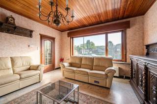 <p><strong>Ben je op zoek naar een gelijkvloerse woning met 2 slaapkamers, een garage en aangename buitenruimte in Lede? Zo gevonden!</strong></p>
<p>Gelegen in de rustige en groene omgeving van Impe, deelgemeente van Lede, combineert deze woning een landelijke woonomgeving met een vlotte bereikbaarheid. Het gezellige dorpskarakter en de nabijheid van Lede zorgen voor een aangename woonomgeving, terwijl ook het station van Lede en de belangrijkste verbindingswegen vlot bereikbaar zijn. Deze bungalow is gelegen op een perceel van 247 m² en beschikt over een bewoonbare oppervlakte van ca. 146 m². De woning heeft momenteel een EPC-label F en valt onder de renovatieverplichting, waardoor er renovatiewerken nodig zijn om het energiepeil te verbeteren. Dit biedt tegelijk de mogelijkheid om de woning volledig naar eigen smaak en wensen te moderniseren.</p>
<p>Via de inkomhal kom je in de leefruimte van ca. 22 m². Aansluitend bevindt zich de keuken van ca. 13 m², uitgerust met een kookplaat, dampkap, microgolfoven en dubbele spoelbak. Verder beschikt de woning over een praktische berging van ca. 5 m², een apart toilet en een badkamer van ca. 4 m² met ligbad en dubbele wastafel. De woning beschikt over twee slaapkamers van ca. 11 m² en 13 m². Daarnaast is er een ruime berging van ca. 19 m², die verschillende mogelijkheden biedt. De garage van ca. 18 m² zorgt voor extra parkeergelegenheid en bergruimte.</p>
<p>Buiten geniet je van een aangename buitenruimte met een terras van ca. 15 m², ideaal om te ontspannen of gezellig buiten te vertoeven. Daarnaast is er ruimte voor meerdere buitenparkeerplaatsen.<br /><br />Benieuwd naar de mogelijkheden van deze bungalow in Impe? Plan vandaag nog uw bezoek en ontdek zelf het potentieel van deze woning!</p>