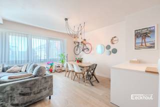 Dit moderne appartement bevindt zich op de tweede verdieping van een kleine residentie te Bredene-Duinen, op wandelafstand van het strand, winkels en supermarkten, gezellige restaurants en bus- en tramhaltes.<br />Het appartement werd enkele jaren geleden volledig gerenoveerd en is ingedeeld als volgt:<br />inkomhal, lichtrijke woonkamer met open keuken, badkamer met lavabomeubel, toilet en douche, 2 slaapkamers waarvan één met toegang tot het balkon en ruime berging met aansluiting voor wasmachine en plaats voor droogkast.<br />De elektrische installatie is conform & het appartement is asbestvrij!<br />Een extra troef zijn de twee gemeenschappelijke parkeerplaatsen voor het gebouw, die vrij ter beschikking staan van de mede-eigenaars. In de praktijk is er vrijwel altijd een parkeerplaats beschikbaar.<br />Het dak van de residentie werd twee jaar geleden volledig vernieuwd. Bovendien zijn de syndicuskosten zeer laag , mede doordat er geen lift is (+/- € 250 op jaarbasis).<br />Dankzij de doordachte indeling en de verzorgde afwerking is dit appartement de ideale keuze als vaste woonst, tweede verblijf of waardevaste investering!