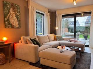 Aangenaam ruime en verzorgde woning (halfopen bebouwing) in de directe omgeving van openbaar vervoer en met een vlotte ontsluiting naar Tielt, Wingene, Ruiselede...<br /><br />INDELING:<br /><br />GELIJKVLOERS: inkom met vestiairekast, gezellige living met ruimte voor een zithoek en eetplaats. In een uitbouw is er de keuken met tal van inbouwkasten en een ontbijthoek. Tussen de keuken en de garage met wasplaatsfunctie is er een voorraadberging. Er is een gastentoilet en het sas met ingemaakte kasten geeft uit op het terras en de tuin.<br /><br />Op de VERDIEPING is er de nachthall met toilet, de badkamer met lavabomeubel en douche op ligbad en drie volwaardige slaapkamers.<br /><br />Er is een vaste trap naar de niet ingerichte geïsoleerde ZOLDER die extra opbergruimte biedt. <br /><br />Recent werd een nieuwe gaswandketel geplaatst.