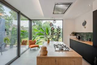 Instapklare en volledig gerenoveerde woning met tuin en zonnepanelenDeze smaakvol gerenoveerde woning (renovatie vanaf 2021) is gelegen in een...