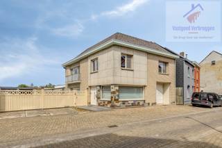 Deze ruime halfopen bebouwing met recente loods (250 m²) in Erembodegem (zijstraat Brusselbaan) is een echte buitenkans voor grote gezinnen of een ondernemer die werken en wonen wil combineren en dit met een vlotte verbinding naar Aalst en Brussel<br /><br />De woning, gebouwd in 1964, werd gedeeltelijk gerenoveerd (ramen werden grotendeels vernieuwd, nieuwe keuken, ...) en beschikt over een bruikbare oppervlakte van maar liefst 286 m².<br /><br />Op het gelijkvloers is er naast een eerste garage een ruime lichtrijke woonkamer en eetkamer, een vernieuwde moderne keuken voorzien van alle toestellen en die uitgeeft op een ruim overdekt terras, een eerste badkamer, twee afzonderlijke toiletten, een eerste slaapkamer, een wasplaats en een tweede garage/berging.<br /><br />Op de eerste verdieping zijn 3 bijzonder ruime slaapkamers aanwezig en een tweede badkamer en toilet.<br /><br />. Met 4 volwaardige slaapkamers en 2 badkamers is comfort gegarandeerd. Daarnaast zijn er een praktische wasplaats en een inpandige garage aanwezig.<br /><br />Achteraan het perceel bevindt zich een magazijn van 250 m² (bouwjaar 2017), toegankelijk via een sectionaalpoort met een hoogte van 3,1 meter. Perfect voor zelfstandigen, opslag, atelier of combinatie wonen/werken.<br /><br />Het geheel is gelegen op een perceel van 11a 73ca (1.173 m²).<br /><br />Deze richtprijs is de prijs voor het geheel. Alle biedingen worden overgemaakt aan de eigenaar die er vrij over beslist.