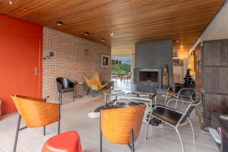 <p><strong>Vrijstaande bungalowvilla met 4 slaapkamers en prachtig uitzicht in Asse</strong></p>
<p>Deze laagbouw-villa in typische sixties-stijl is discreet gelegen op een mooi rechthoekig perceel van 22a 20ca, nabij centrum Asse en invalswegen richting Brussel en het binnenland. Dankzij de lichte helling van het terrein geniet de woning een uitzonderlijk verzicht op de groene omgeving.</p>
<p>De woning wordt betreden via een ruime, centrale inkomhal die toegang biedt tot de lichtrijke leefruimte met open haard en eetplaats. Het grote schuifraam met hoogrendementsglas in aluminium geeft uit op het zonnige terras en de tuin met prachtig uitzicht.</p>
<p>Aansluitend bevindt zich de halfopen keuken die modernisering vraagt, en een nachthall die toegang geeft tot 4 volwaardige slaapkamers, een bureel, badkamer met ligbad, wastafel en toilet, en een praktische bergruimte.</p>
<p>De woning beschikt verder over meerdere kelders en een inpandige garage. Recent werd de eigendom voorzien van een lucht-lucht warmtepomp en 14 zonnepanelen, wat zorgt voor energiezuiniger comfort.</p>
<p>Mits esthetische opfrissing heeft deze bungalow alles in huis om uit te groeien tot een unieke gezinswoning of karaktervolle villa in een bijzonder groene en rustige zone rond Asse, met zwembad!</p>
<p>Plan jouw bezoek via rune.stallaert@living-stone.be of telefonisch via 02 466 05 75</p>