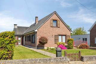 Immo Pické vous propose cette maison située dans un endroit très calme, offrant une vue magnifique sur les champs et implantée sur un beau terrain de 17 ares et 97 centiares dans la commune de Vlezenbeek (Sint-Pieters-Leeuw). La maison se trouve en outre à proximité des transports en commun, des commerces, des écoles et des principaux axes routiers. Au rez-de-chaussée, la maison comprend un hall d'entrée, une toilette<br />séparée, un débarras, un salon, une cuisine, une salle de bains et trois chambres (12,50 m², 9 m² et 9 m²). La maison dispose également d'un grenier spacieux d'environ 61 m² à aménager, où des chambres supplémentaires peuvent être aménagées à condition d'installer un escalier fixe. La maison dispose en outre d'un beau jardin, d'un garage séparé et de plusieurs places de stationnement à côté de la maison. L'obligation de rénovation est d'application. Le bien est disponible au plus tard un mois après l’acte.
