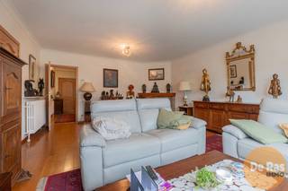 WETTEREN - Dit instapklaar appartement vindt u op een uitstekende locatie op de markt van Wetteren. De ligging van dit pand is bijzonder aantrekkelijk met scholen, banken, supermarkten, horecazaken en winkels in de directe omgeving. Daarnaast geniet dit appartement van een heel goede bereikbaarheid door de nabijheid van het openbaar vervoer, belangrijke invalswegen en de E40.<br /><br />Naar indeling toe beschikt het appartement over een inkomhal met gastentoilet, een lichtrijke woonkamer, een aparte keuken met eerste terras, een badkamer, 2 ruime slaapkamers en een berging. De slaapkamers geven uit op het terras achteraan.<br />Verder is er ook nog een kelder in begrepen op -1.<br /><br />Naar comfort toe beschikt het appartement over een lift, verwarming op aardgas (nieuwe ketel 2022), een conforme elektriciteitskeuring, dubbele beglazing (ALU), elektrische rolluiken,...<br /><br />Het appartement wordt momenteel verhuurd aan € 865 + € 55 (AK).<br /><br />Kortom, bent u op zoek naar een instapklaar appartement zonder zorgen met 2 slaapkamers pal in het centrum van Wetteren? Aarzel dan niet en maak snel uw afspraak: 053/60.65.60